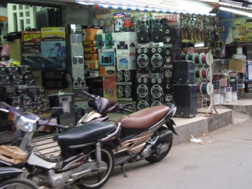 Chợ hàng nhái cho... dân hàng hiệu
