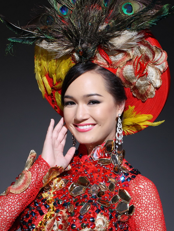 Thúy Vy lộng lẫy trong trang phục áo dài chim công | TTVH ...