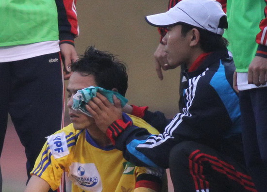 SLNA, HN.T&T than thở vì án phạt của Huy Hoàng, Samson