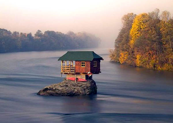 Lạ lùng ngôi nhà nằm ở giữa sông | TTVH Online