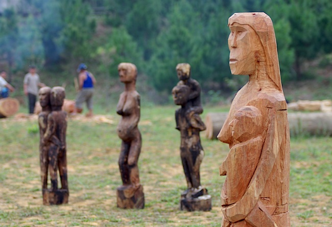   Những bức tượng nhà mồ 'ngập' hồn ở Hà Nội 