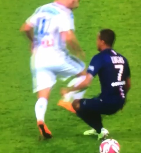 Lucas Moura biến cầu thủ Marseille thành gã hề với pha đánh lừa ngoạn mục