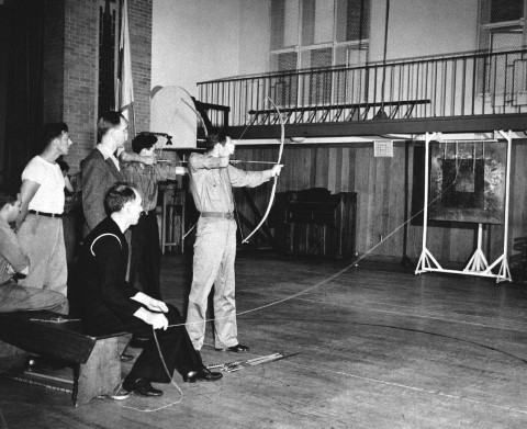 1945: Thương binh mù tập bắn cung và nhắm đích bằng tiếng động. Hai cuộc chiến tranh thế giới để lại hàng ngàn nạn nhân mù