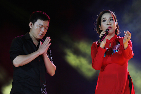 Đêm nhạc Trịnh Công Sơn: Fan lên sân khấu 'vái lạy' Mỹ Linh 