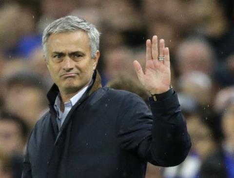 Kháng án bất thành, Mourinho chỉ đạo Chelsea từ... khách sạn