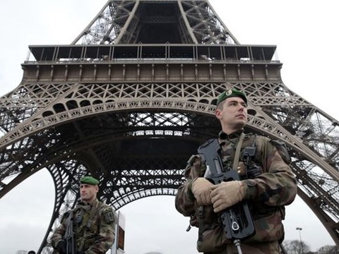 SỐC: Tháp Eiffel bị đóng cửa 'vô thời hạn' sau cuộc khủng bố Paris