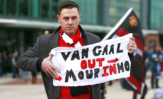 Tại sao BLĐ Man United cứ phải bám lấy Van Gaal?