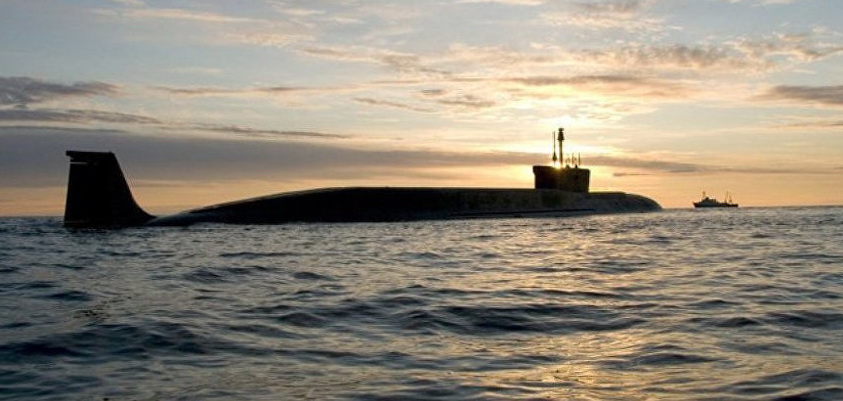 Tàu ngầm Nga bị 'kèm chặt' bởi tàu Hải quân Anh