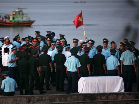 Chùm ảnh: Đón thi thể phi công SU30-MK2 Trần Quang Khải về với đất mẹ