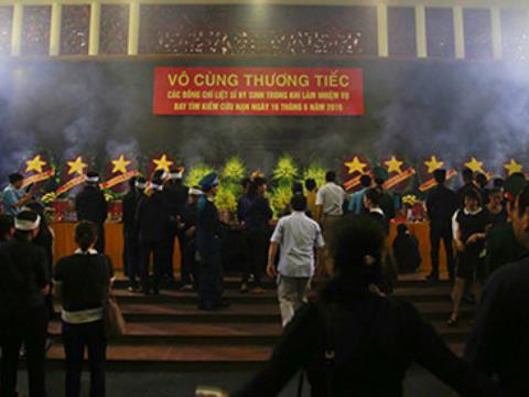 Bão thổi chưa ngưng trong những vành tang trắng