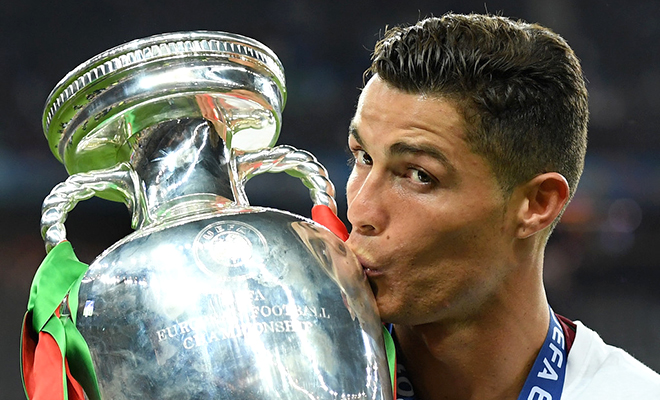 Cristiano Ronaldo: Quả Bóng Vàng trong tầm tay