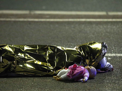 Vụ khủng bố Nice: Bức ảnh búp bê bên xác nạn nhân trẻ em gây sốc
