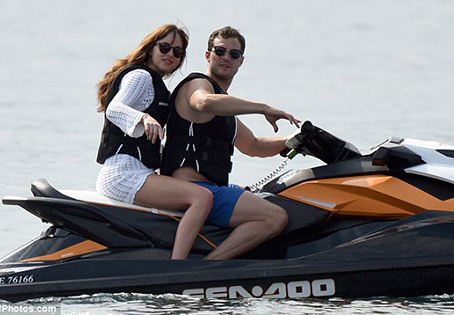 Sao phim '50 sắc thái' Jamie Dornan & Dakota Johnson vẫn an toàn ở Nice