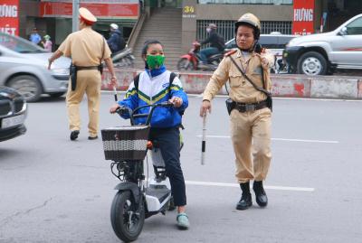 Hà Nội: Xử lý nhiều học sinh đi xe máy điện không đội mũ bảo hiểm