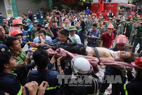 Sập nhà tại phố cổ Hà Nội - Toàn bộ 8 nạn nhân mắc kẹt được giải cứu