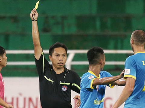 Cắn đối phương & phun nước miếng, cầu thủ V.League cùng lĩnh án phạt nặng