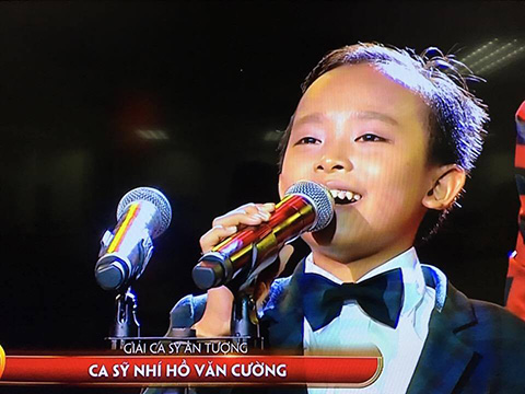 VIDEO: Ca sĩ ấn tượng Hồ Văn Cường, phút ngác ngơ trên sân khấu VTV Awards