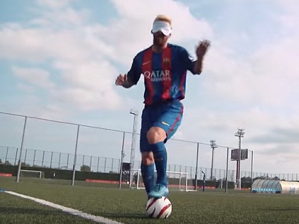 Ngay cả khi bịt mắt, Messi vẫn ghi được bàn