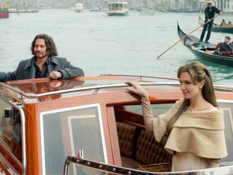 Angelina Jolie được 'bạn cùng cảnh ngộ' Johnny Depp an ủi nhiệt tình
