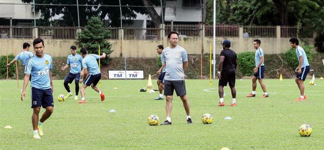 HLV Malaysia bắt cầu thủ tập giữa trưa để đấu tuyển Việt Nam