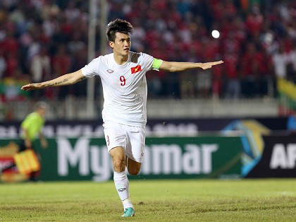 Công Vinh văng khỏi TOP 3 Quả bóng Vàng, Thủy Tiên bức xúc