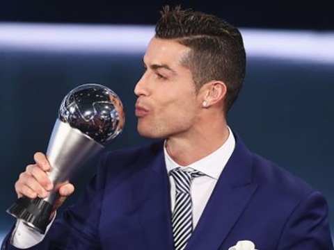 Huyền thoại Real chỉ trích Barca và Messi vì phớt lờ giải thưởng của Ronaldo