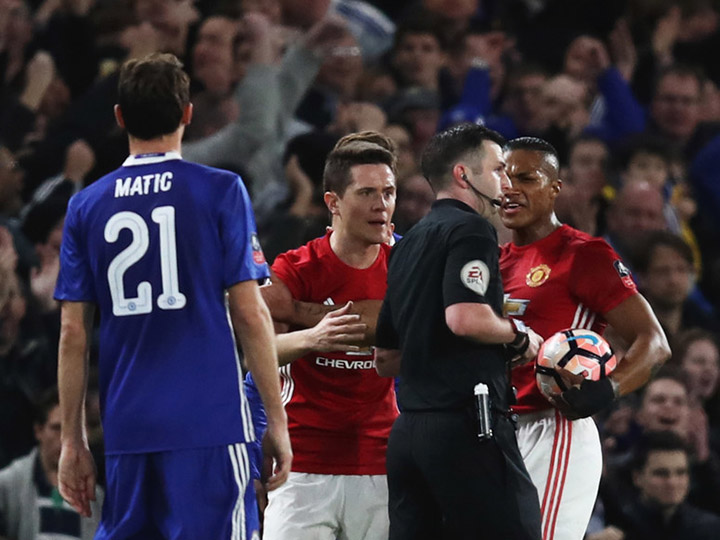 Từ thất bại Man United: 'Cái nhiệt' của Herrera và 'cạm bẫy' của Hazard