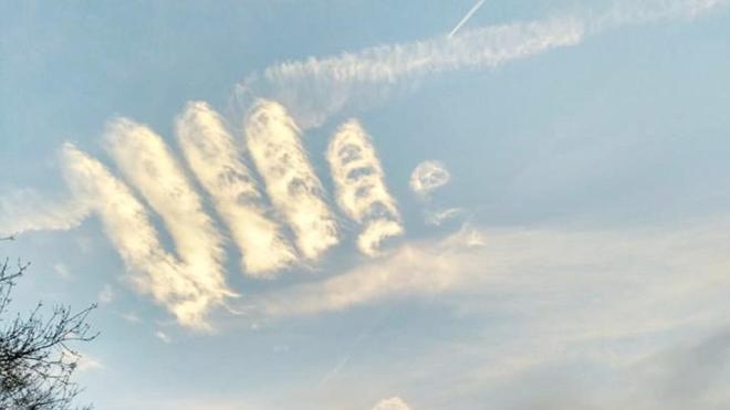 Sửng sốt với đám mây kỳ lạ hình ‘Bàn tay của Chúa’