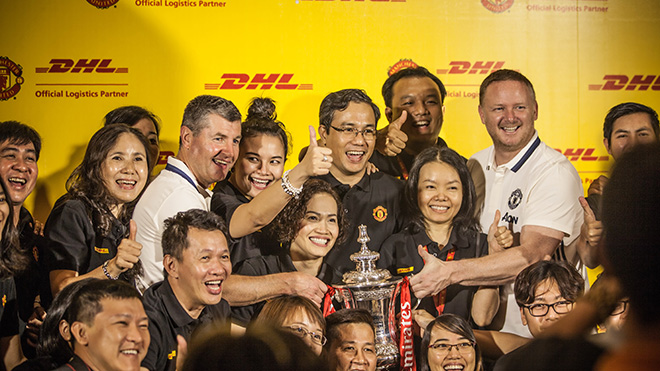 DHL mang 2 danh thủ CLB Man United đến Việt Nam