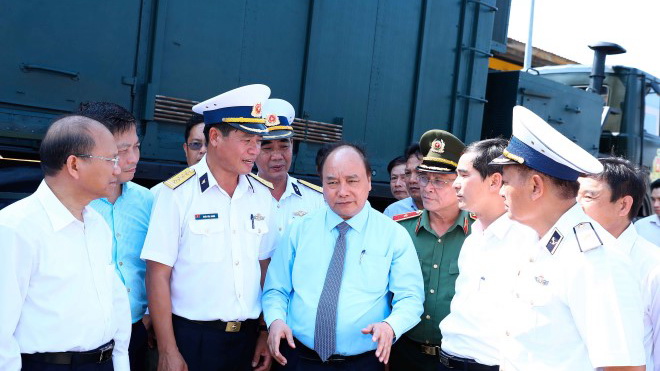 Thủ tướng kiểm tra công tác huấn luyện sẵn sàng chiến đấu tại Lữ đoàn Tên lửa bờ