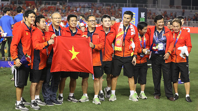 TRỰC TIẾP đón đội tuyển bóng đá Việt Nam trở về, lễ bế mạc SEA Games 30
