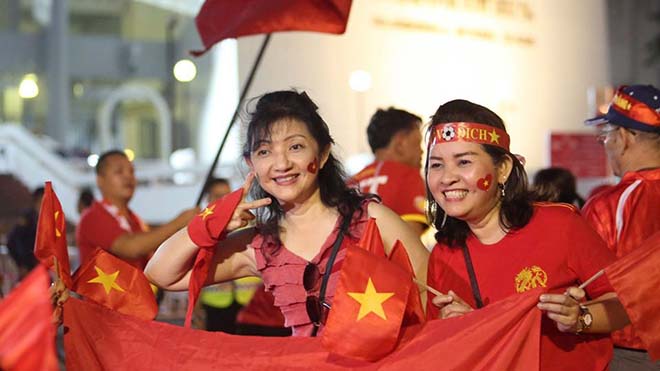 CĐV Việt Nam biến Rajamangala thành sân nhà của Việt Nam