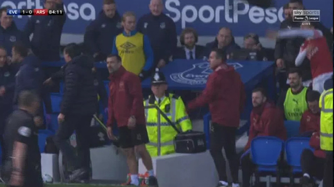 Arsenal thất trận, Oezil bực tức ném áo khoác, huấn luyện viên hai đội tranh cãi nảy lửa