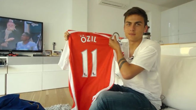 CĐV Arsenal chọc tức MU bằng hình ảnh Dybala cầm áo Oezil