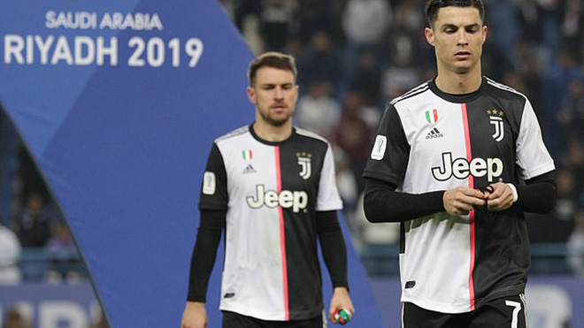 Ronaldo cởi huy chương về nhì Siêu cúp Italia ngay sau khi nhận từ BTC