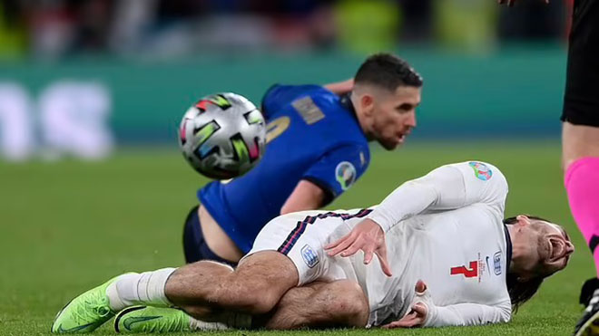 Jorginho may mắn thoát thẻ đỏ sau pha đạp gầm giày vào Grealish