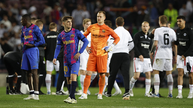 Barcelona 2-3 (chung cuộc 3-4) Frankfurt: Thày trò Xavi bị loại sốc ở Europa League