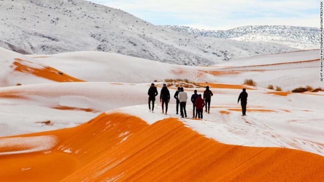 Ngắm cảnh tượng siêu hiếm: Tuyết phủ kín sa mạc đỏ Sahara