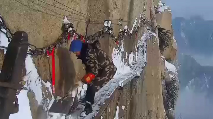 Hãi hùng dọn tuyết trên con đường đáng sợ nhất thế giới