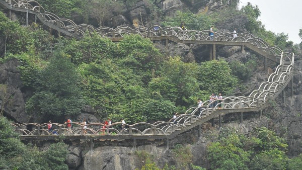 Đang tháo dỡ cầu thang trên đỉnh núi Huyền Vũ giữa Tràng An cổ Ninh Bình