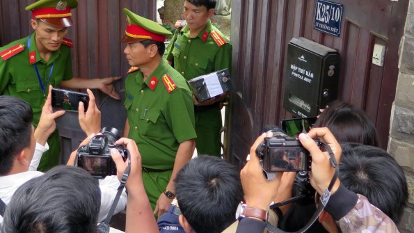 CHÙM ẢNH khám xét nhà 2 nguyên Chủ tịch Đà Nẵng liên quan vụ án Phan Văn Anh Vũ 