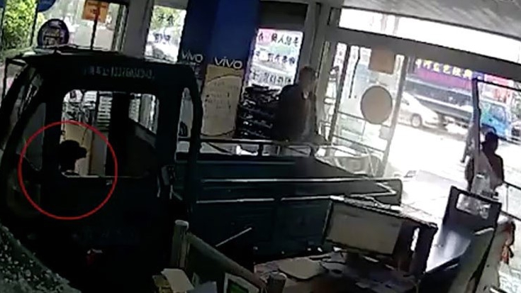 VIDEO: Chó lao xe đâm tan nát cửa hàng điện thoại