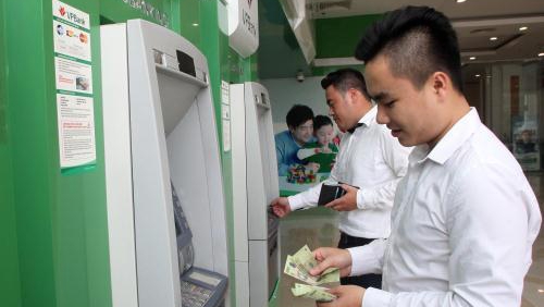 Dừng tăng phí rút tiền ATM đợi dư luận... đồng thuận