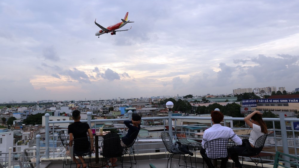 Chùm ảnh: Uống cà phê ngắm máy bay - thú vui độc đáo tại TP Hồ Chí Minh