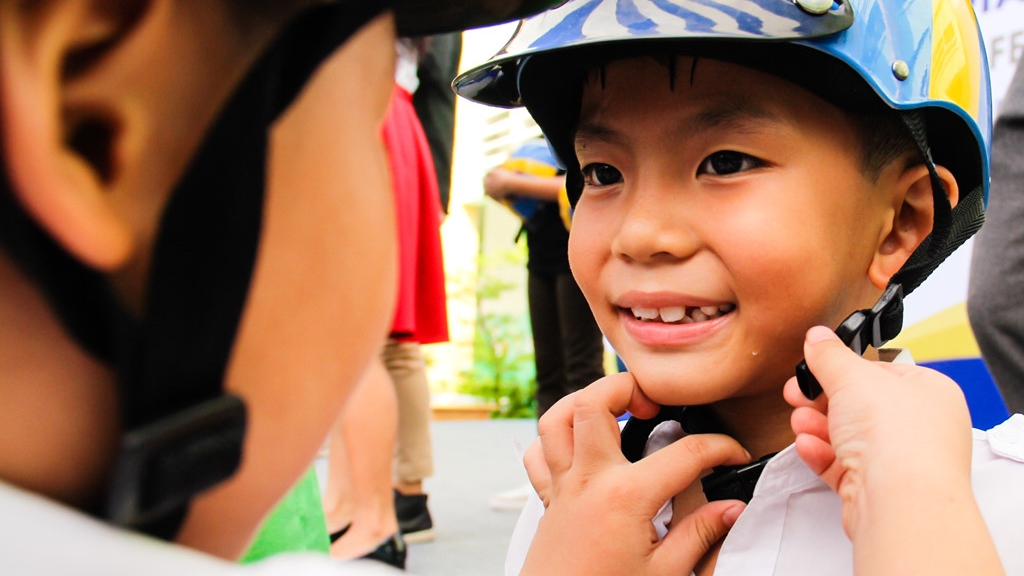 Tặng mũ bảo hiểm và dụng cụ sơ cứu y tế cho học sinh Hà Nội
