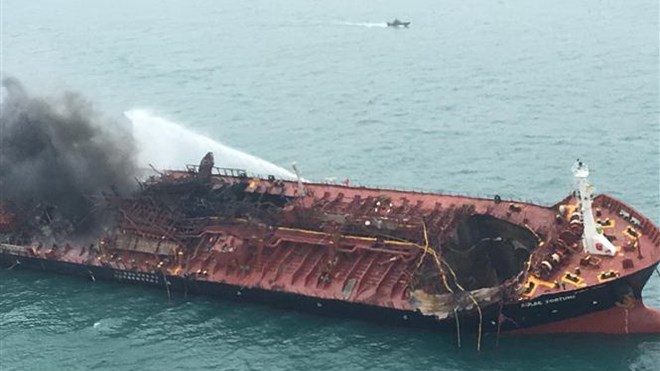 Tìm kiếm nạn nhân vụ tàu chở dầu Việt Nam bốc cháy ngoài khơi Hong Kong