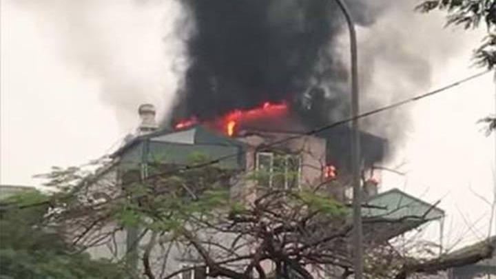 Cứu chín người dân thoát khỏi đám cháy trên phố Lạc Trung, Hà Nội