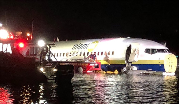 Mỹ: Máy bay Boeing 737 chở 136 hành khách lao xuống sông