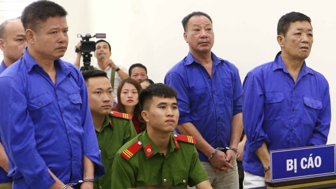 Hoãn phiên tòa xét xử Hưng 'kính' cùng đồng phạm cưỡng đoạt tài sản tại chợ Long Biên, Hà Nội