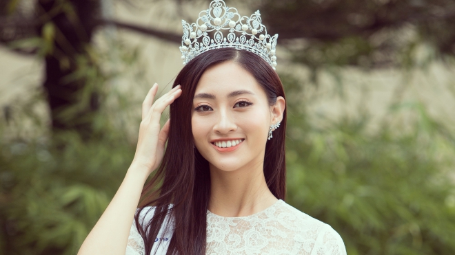 Tân Hoa hậu Lương Thùy Linh đẹp dịu dàng trong trang phục của NTK Nguyễn Quảng